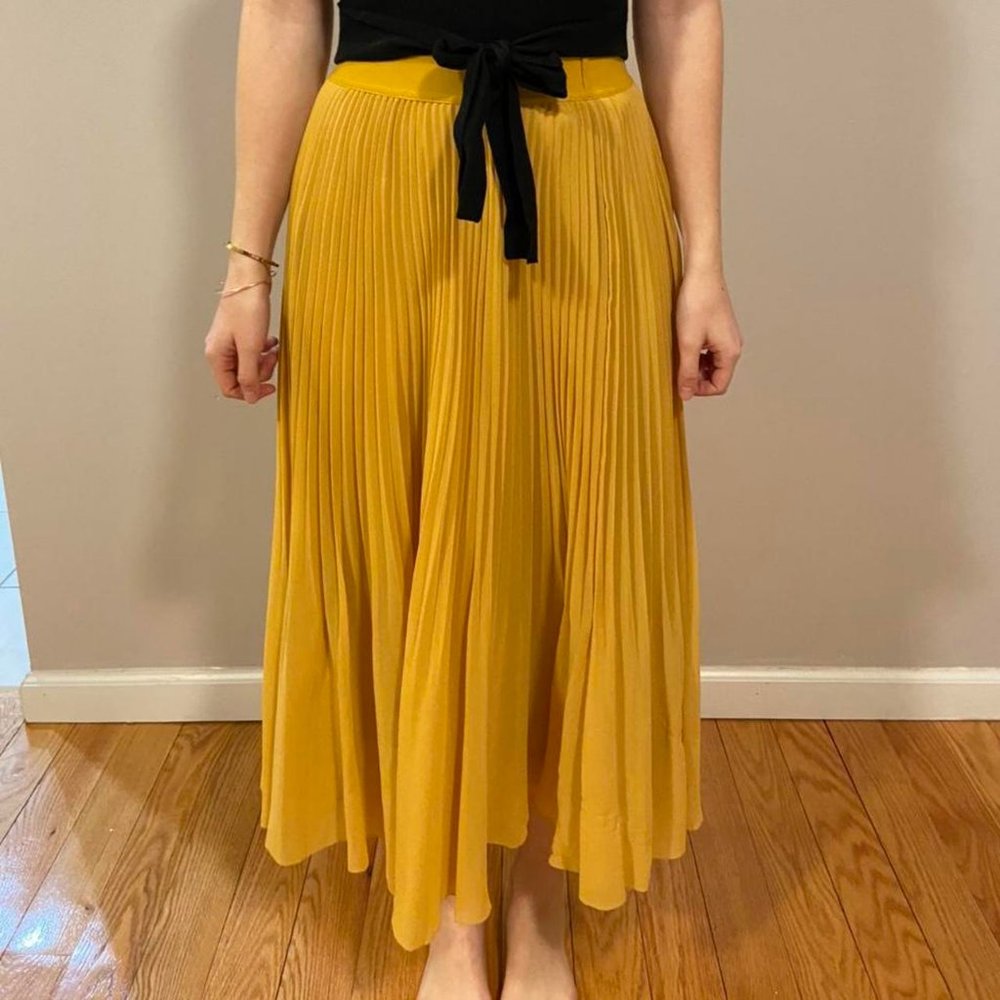 Aritzia Wilfred Twirl Skirt in Cairo Gold XS